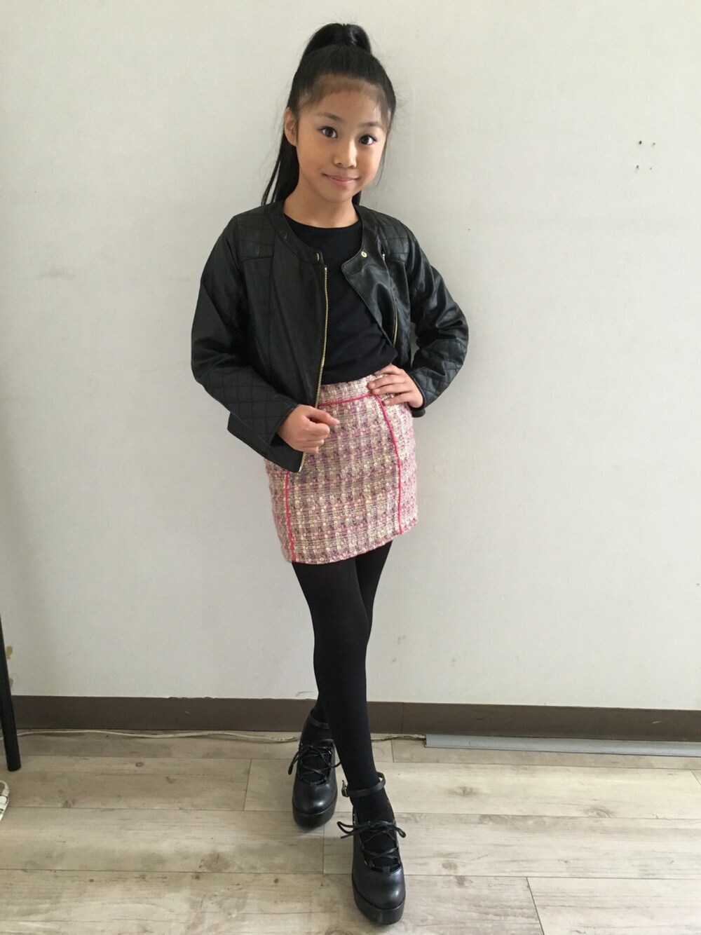 「kids、kidsfashion、KIDSｺｰﾃﾞ、kidsmodel、ライダース、オトナカジュアル」｜「algyのアイテム（パンプス、ブラック系）」を使った、林 未羽さん（キッズ・130cm）の冬コーディネートの1枚目の写真
