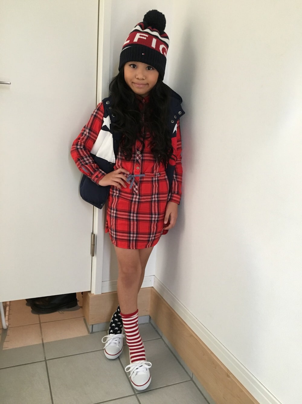 「kids、kidsfashion、KIDSｺｰﾃﾞ、キッズファッション、キッズコーデ、kidsmodel、冬、カジュアル、TOMMY HILFIGER、ニット帽」｜「CONVERSEのアイテム（パンプス、ホワイト系）」を使った、林 未羽さん（キッズ・130cm）の冬コーディネートの1枚目の写真