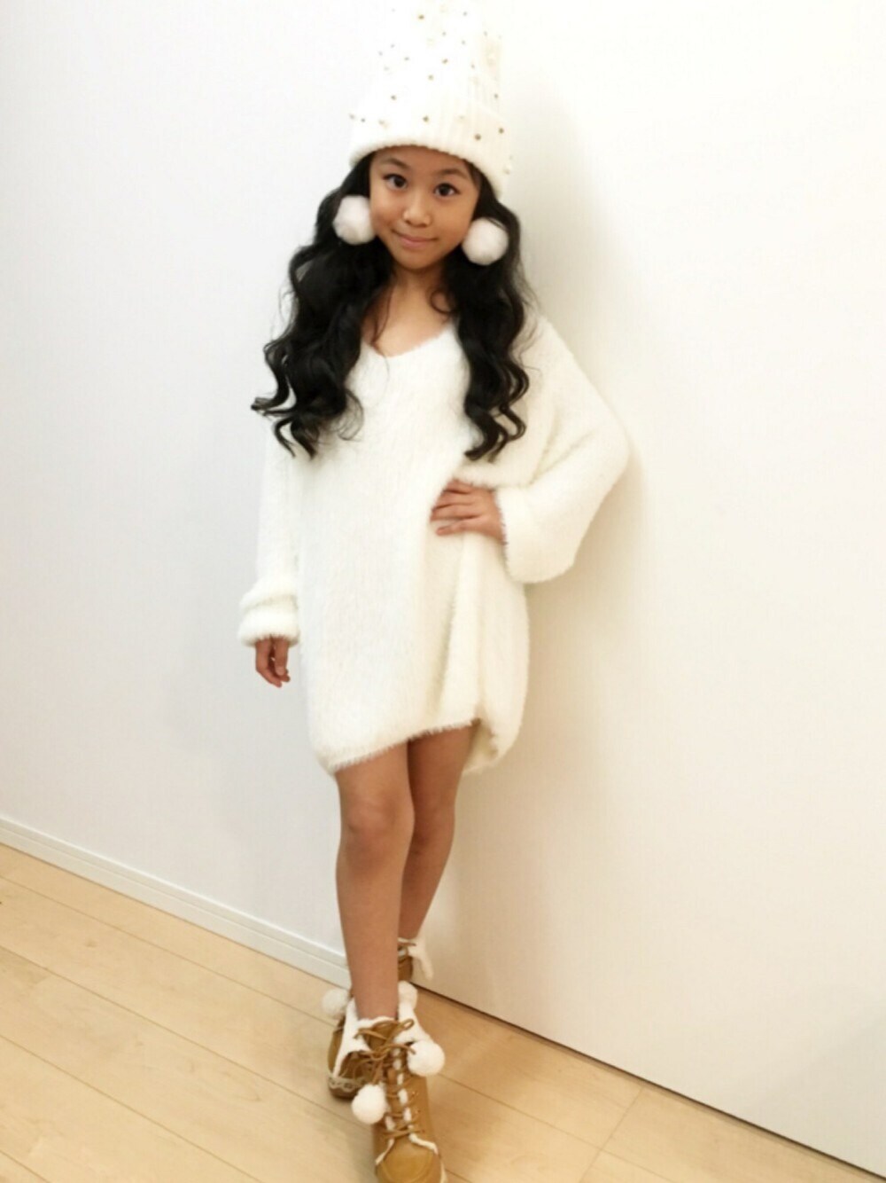 「kids、kidsfashion、KIDSｺｰﾃﾞ、kidsmodel、ニット、白ニット、だぼだぼ、かわいい系」｜「salusのアイテム（ブーツ、ベージュ系）」を使った、林 未羽さん（キッズ・130cm）の冬コーディネートの1枚目の写真
