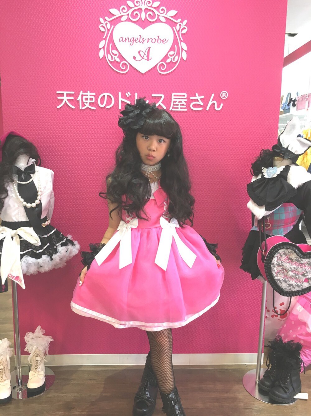 「kids、kidsfashion、KIDSｺｰﾃﾞ、kidsmodel、バービー、ブラックヘアー、ドレス、ピンク」｜「天使のドレス屋さんのアイテム（ドレス、ピンク系）」を使った、林 未羽さん（キッズ・130cm）の冬コーディネートの1枚目の写真