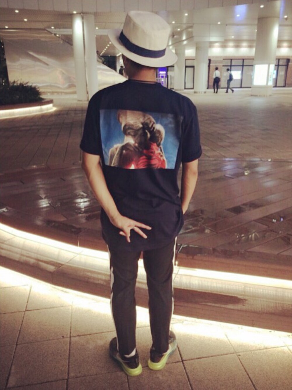 「supreme、スニーカー、カンカン帽、ビックT」｜「Supreme のアイテム（Tシャツ/カットソー、ブルー系）」を使った、John Titorさん（メンズ・166cm）の夏コーディネートの1枚目の写真