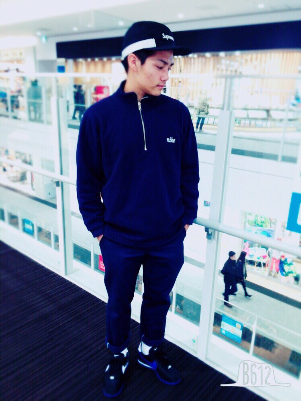 「NIKE、Jordan、supreme、undefeated」｜「UNDEFEATED のアイテム（スニーカー、ブルー系）」を使った、John Titorさん（メンズ・165cm）の冬コーディネートの1枚目の写真