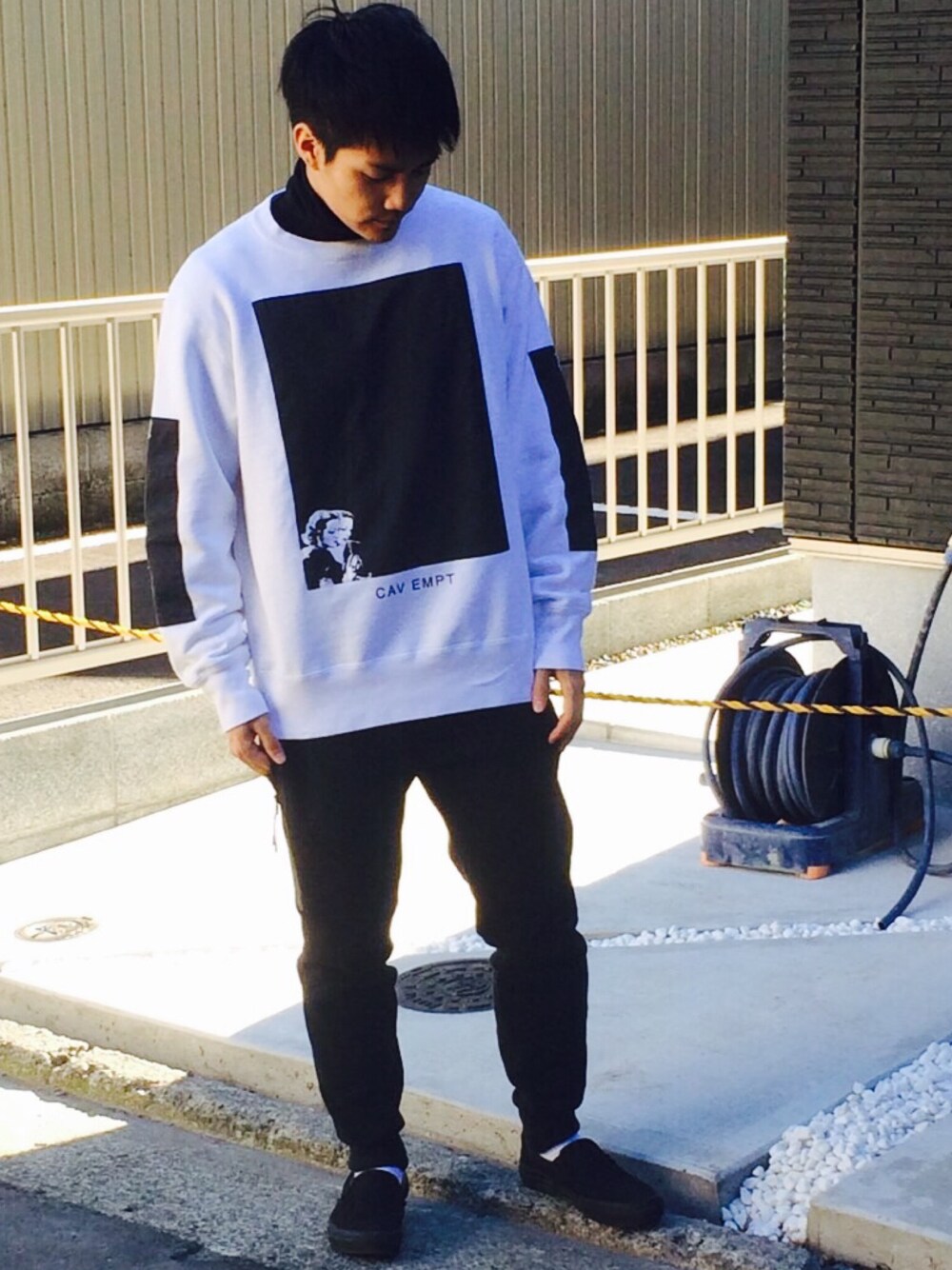 「c.e、cavempt」｜「C.Eのアイテム（スウェット、ホワイト系）」を使った、John Titorさん（メンズ・165cm）の冬コーディネートの1枚目の写真