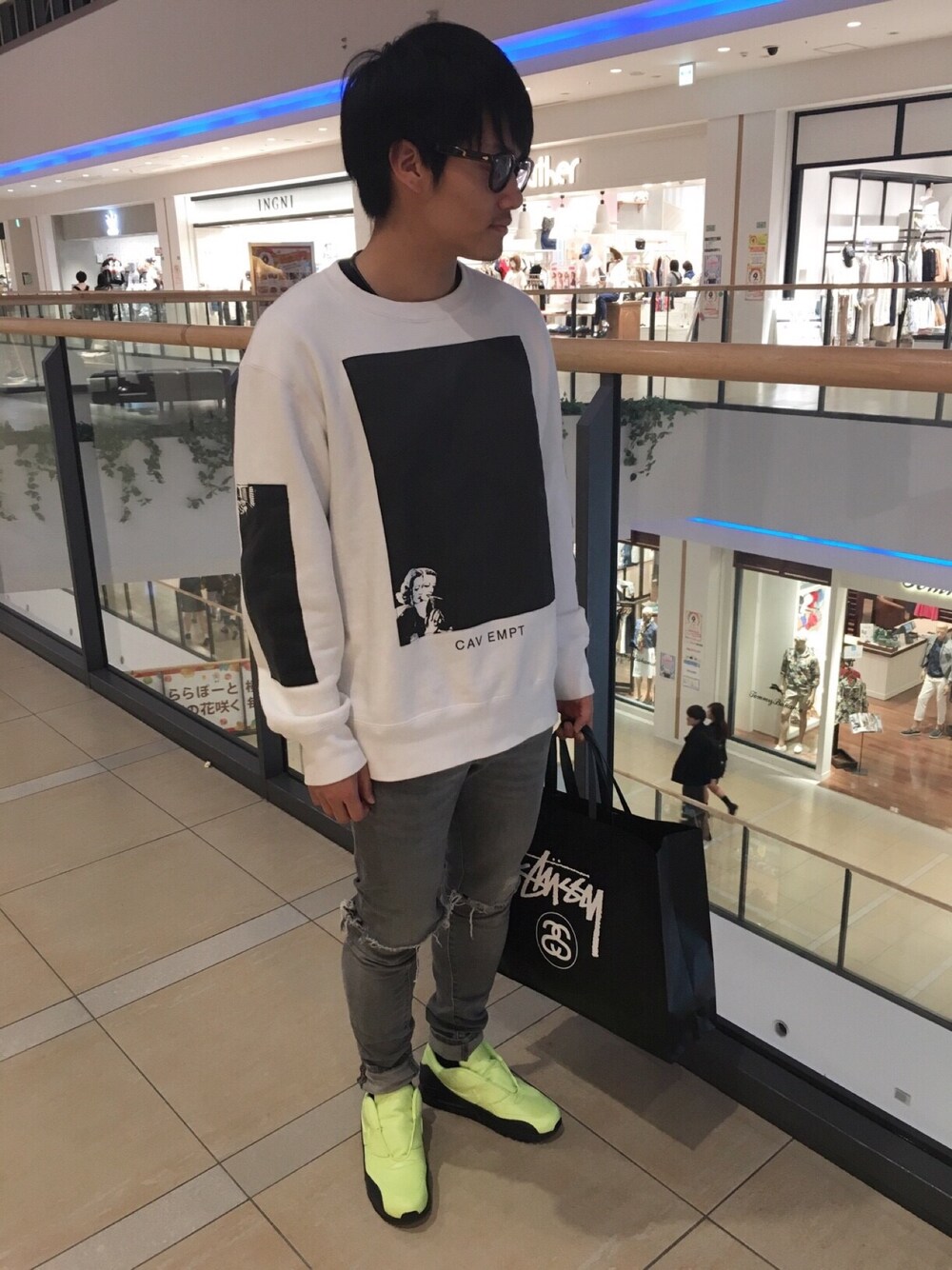 「cavempt、Moscot、sacai」｜「MOSCOTのアイテム（メガネ、ブラック系）」を使った、John Titorさん（メンズ・165cm）の春コーディネートの1枚目の写真