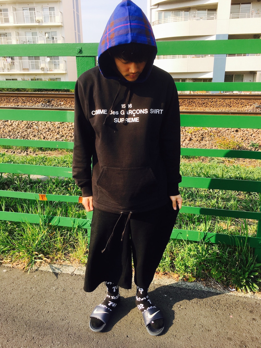 「Supreme x Comme des Garcons SHIRT、HUF、THRASHER」｜「Supreme のアイテム（パーカー、ブラック系）」を使った、John Titorさん（メンズ・165cm）の春コーディネートの1枚目の写真