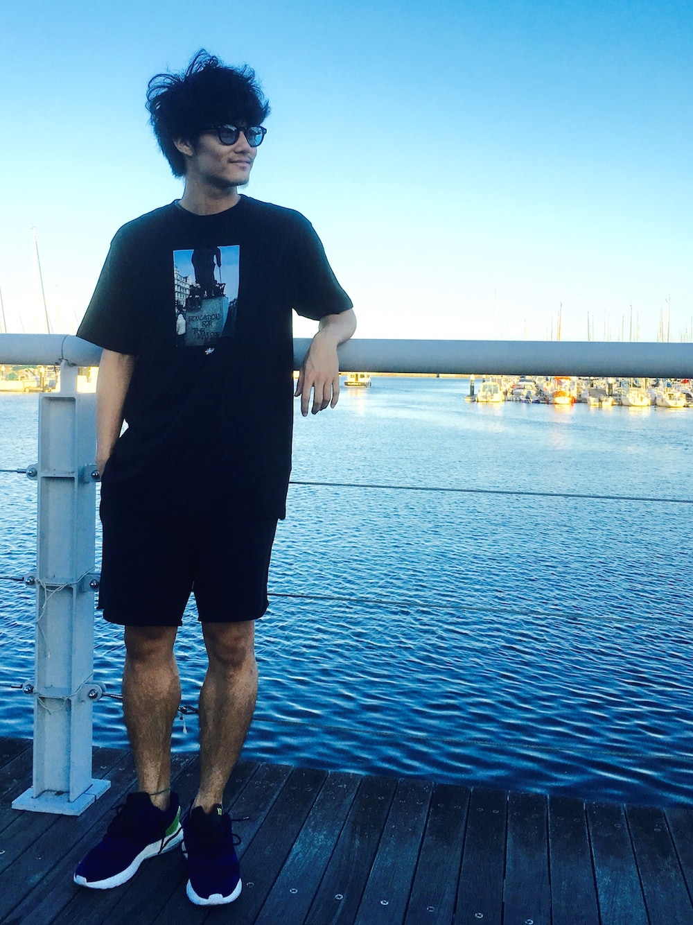 「yohjiyamamoto、y3、stussy、オールブラック、Moscot」｜「STUSSYのFor The Masses Tee（Tシャツ/カットソー、ブラック系）」を使った、John Titorさん（メンズ・165cm）の夏コーディネートの1枚目の写真
