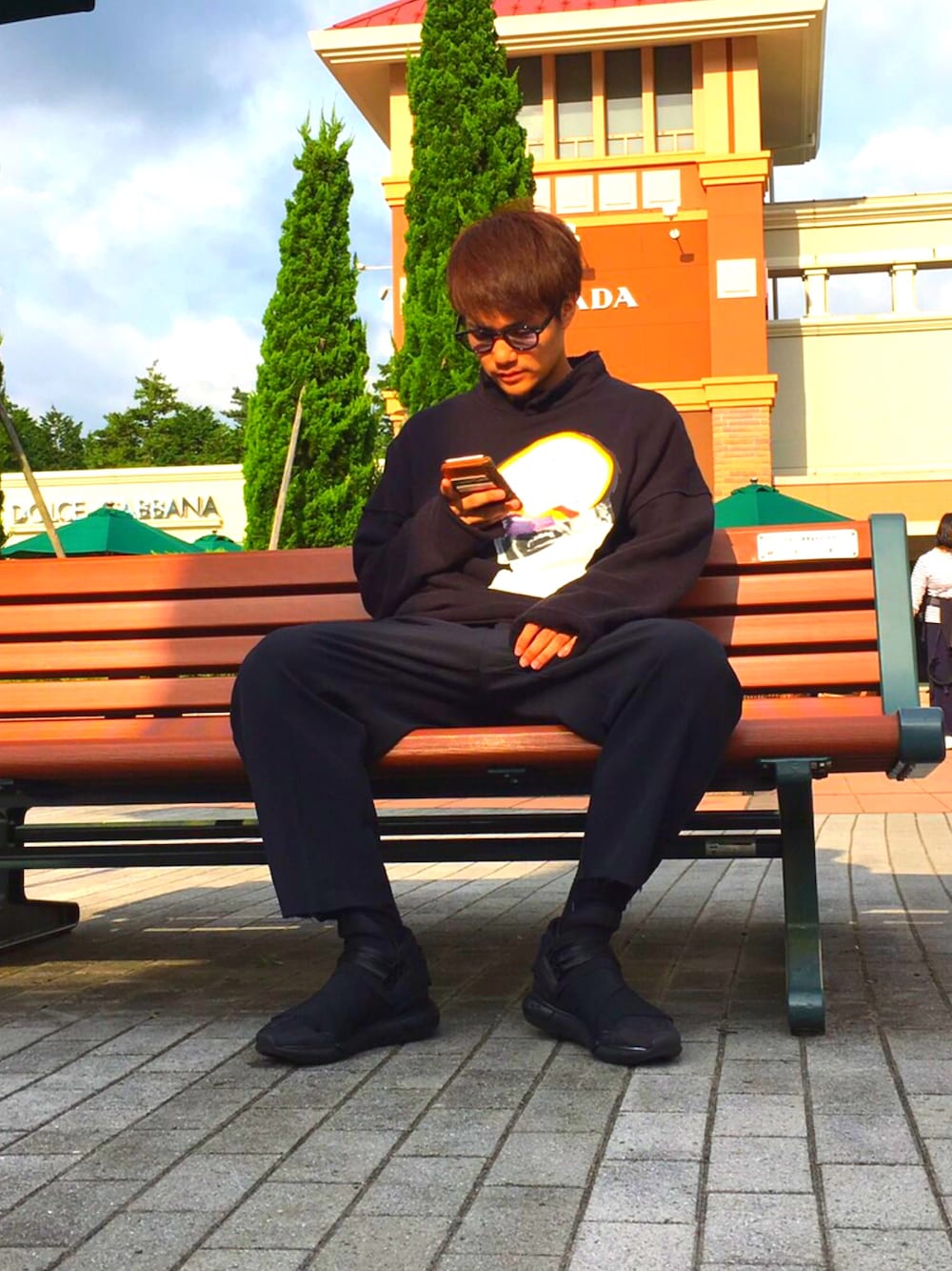 「ALLBLACK、UNDER COVER、QASA、Moscot」｜「UNDERCOVERのアイテム（スウェット、ブラック系）」を使った、John Titorさん（メンズ・165cm）の秋コーディネートの1枚目の写真