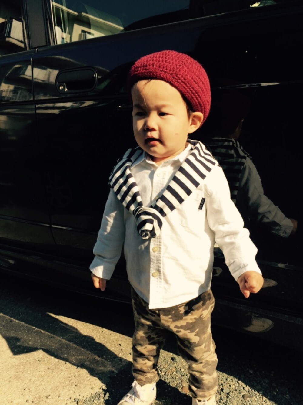 ホワイト系のシャツ/ブラウス、ホワイト系のスニーカー、その他のレギンス/スパッツを着用したキッズの冬コーディネートの1枚目の写真