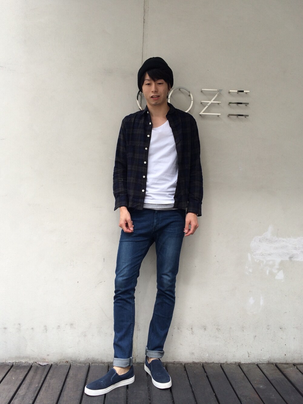 その他のシャツ/ブラウス、ブルー系のデニムパンツ、ブルー系のスニーカーを着用したメンズの秋コーディネートの1枚目の写真