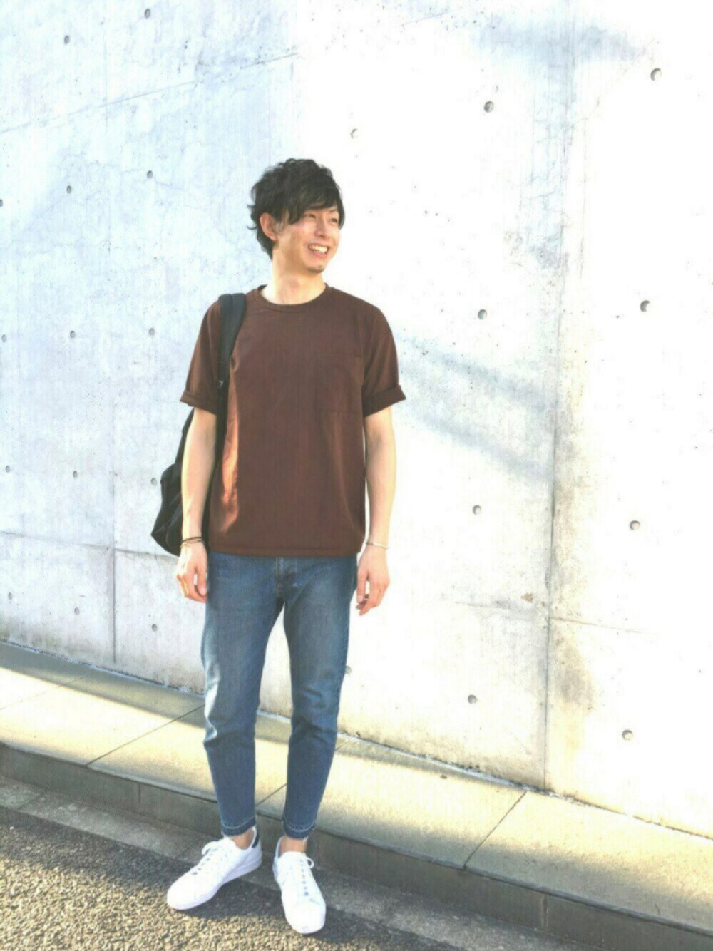 ブラウン系のTシャツ/カットソー、ブルー系のデニムパンツ、ブラック系のバックパック/リュックを着用したメンズの夏コーディネートの1枚目の写真