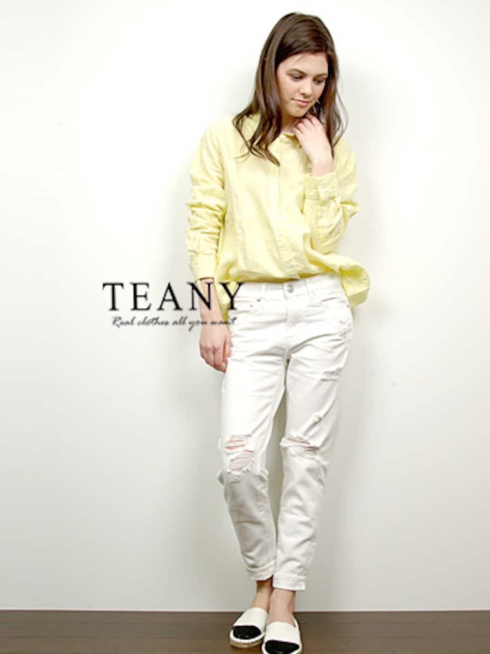 デニムパンツを使った「クロップドTシャツ」の人気ファッション