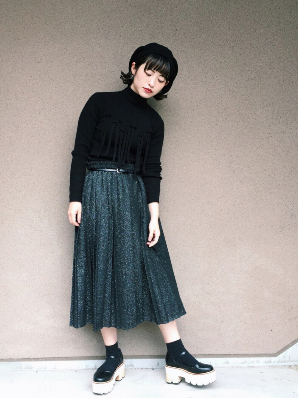 「冬コーデ、black、タートルネック、プリーツスカート、ラメ、パンプス、ウッドソール、merry jenny、古着、ootd」｜「merry jennyのリボンタートルニット（ニット/セーター、ブラック系）」を使った、mekkoさん（レディース・158cm）の秋コーディネートの1枚目の写真