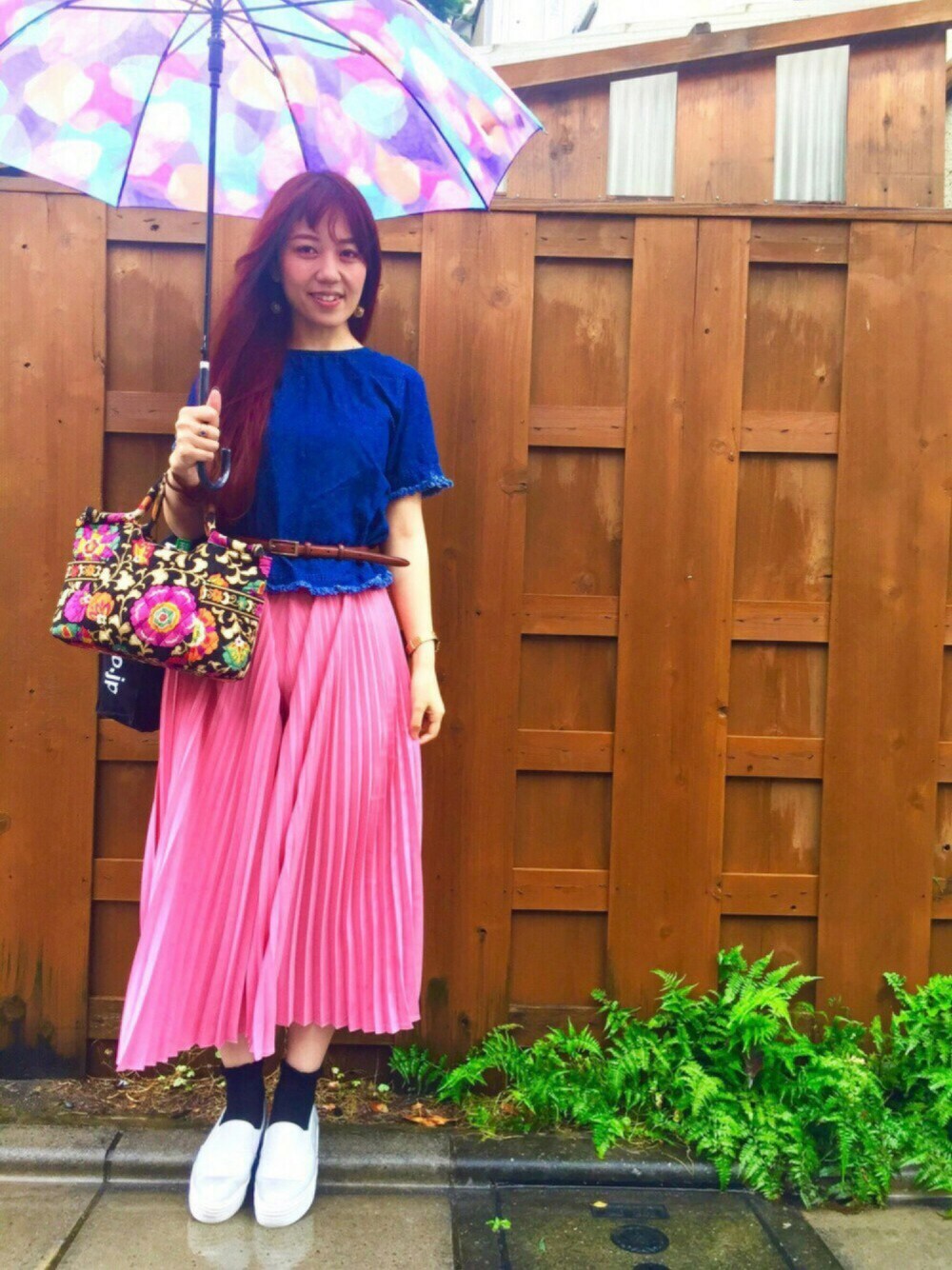 ピンク系のその他パンツ、シルバー系のスニーカー、ブルー系のその他トップスを着用したレディースの夏コーディネートの1枚目の写真