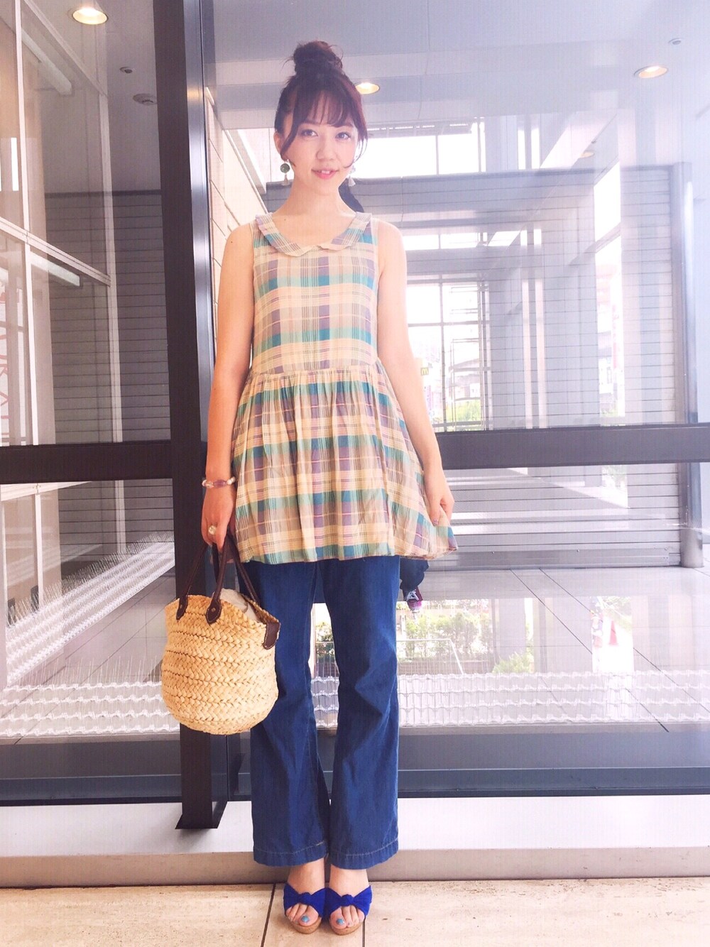 「夏、大人カジュアル、ヘアアレンジ、ワイドパンツ、デニムパンツ、チェックワンピース、かごバッグ、ノースリーブ、ノースリーブワンピース」｜「CIAOPANICのアイテム（チュニック、グリーン系）」を使った、MicaMicaさん（レディース・170cm）の夏コーディネートの1枚目の写真