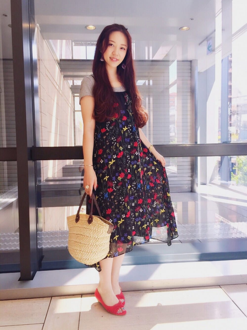 「大人カジュアル、花柄ワンピース、赤×黒、ヘアアレンジ、Lily Brown、キャミワンピ、レイヤードスタイル、夏コーデ」｜「LILY BROWNの花柄キャミワンピース（ワンピース、ブラック系）」を使った、MicaMicaさん（レディース・170cm）の夏コーディネートの1枚目の写真