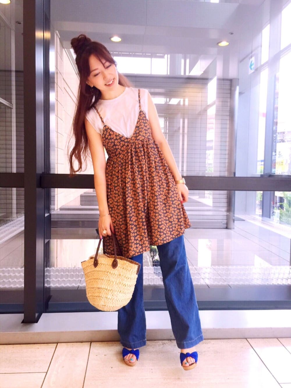 オレンジ系のワンピース、ホワイト系のTシャツ/カットソー、ブルー系のデニムパンツを着用したレディースの夏コーディネートの1枚目の写真