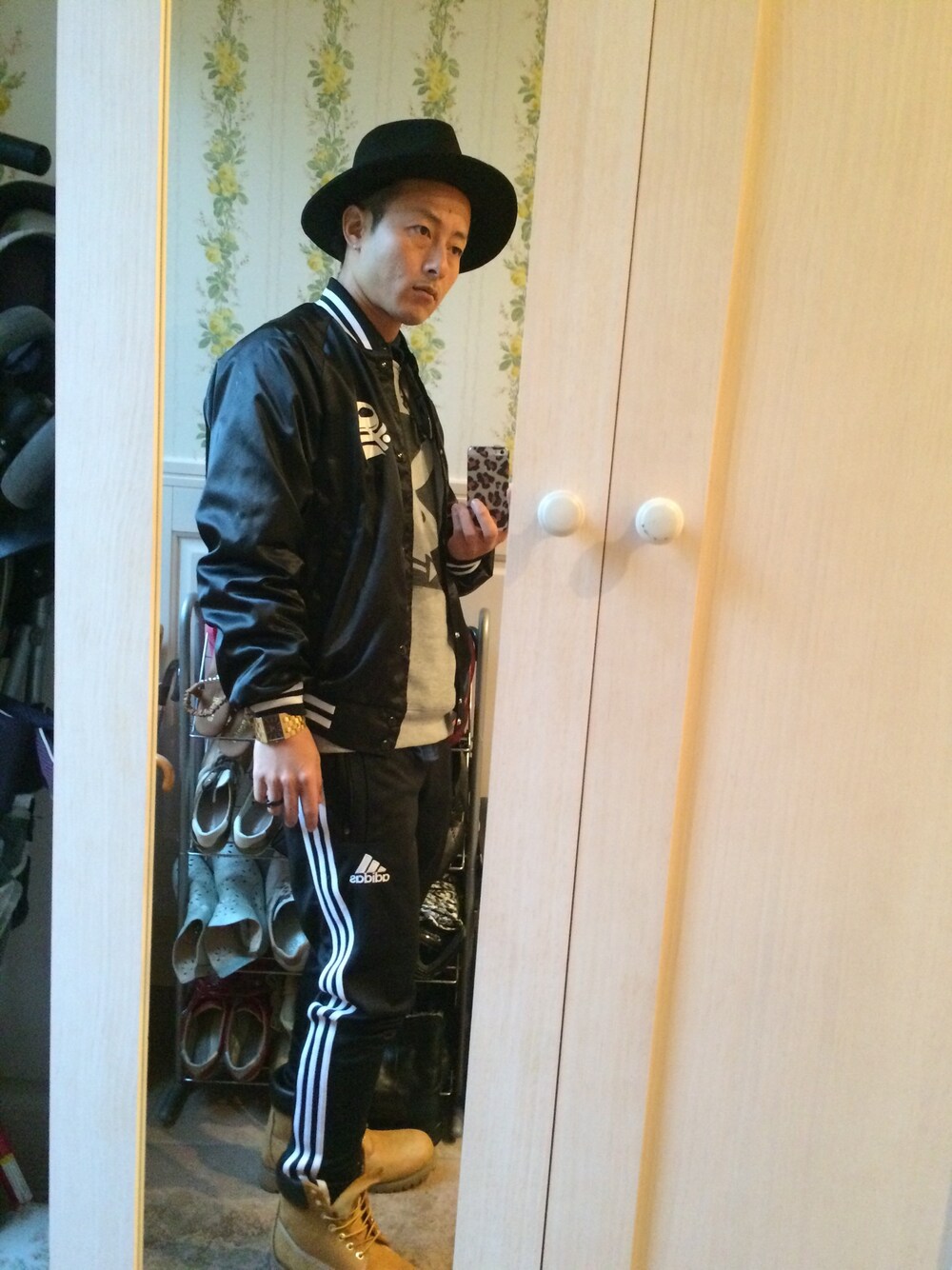 「Timberland、hat、adidas」｜「stadiumのアイテム（ナイロンジャケット、ブラック系）」を使った、ウエア太郎さん（メンズ・171cm）の春コーディネートの1枚目の写真