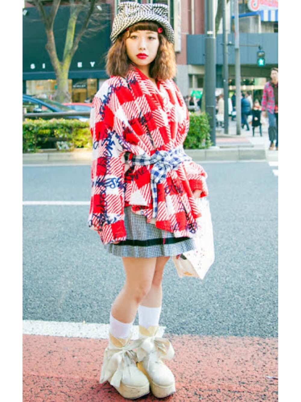 「厚底ブーツ、厚底、バスローブ、ギンガムチェック、ゆっく、YUK、スナップ、Vivienne Westwood、古着」｜「Vivienne Westwoodのアイテム（その他アウター、レッド系）」を使った、YUK/ゆっくさん（レディース・149cm）の夏コーディネートの1枚目の写真