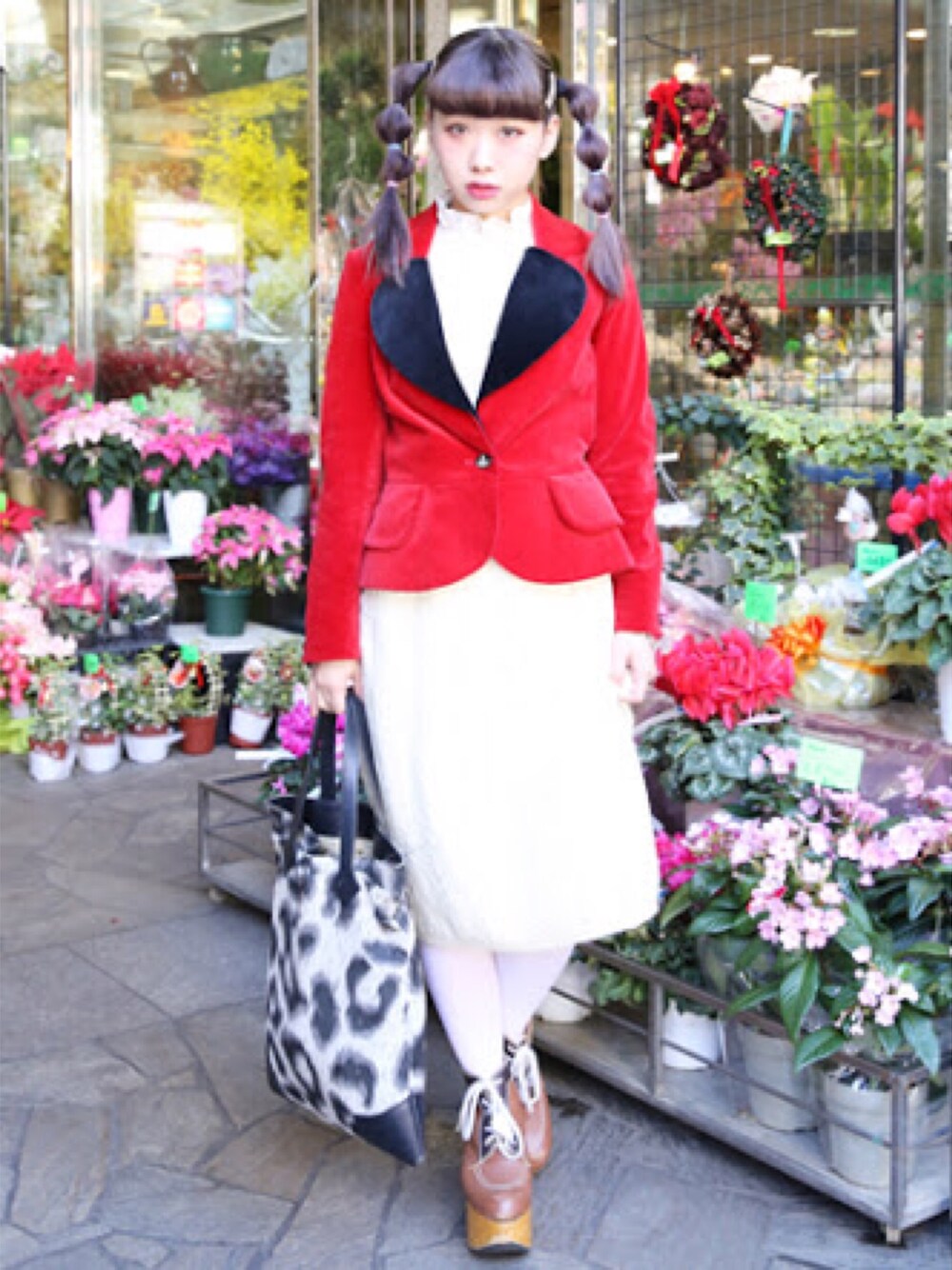 「ラブジャケット、ロッキンホース、レオパード、納豆ヘア、ゆっく、YUK、白タイツ」｜「Vivienne Westwoodのアイテム（テーラードジャケット、レッド系）」を使った、YUK/ゆっくさん（レディース・149cm）の夏コーディネートの1枚目の写真