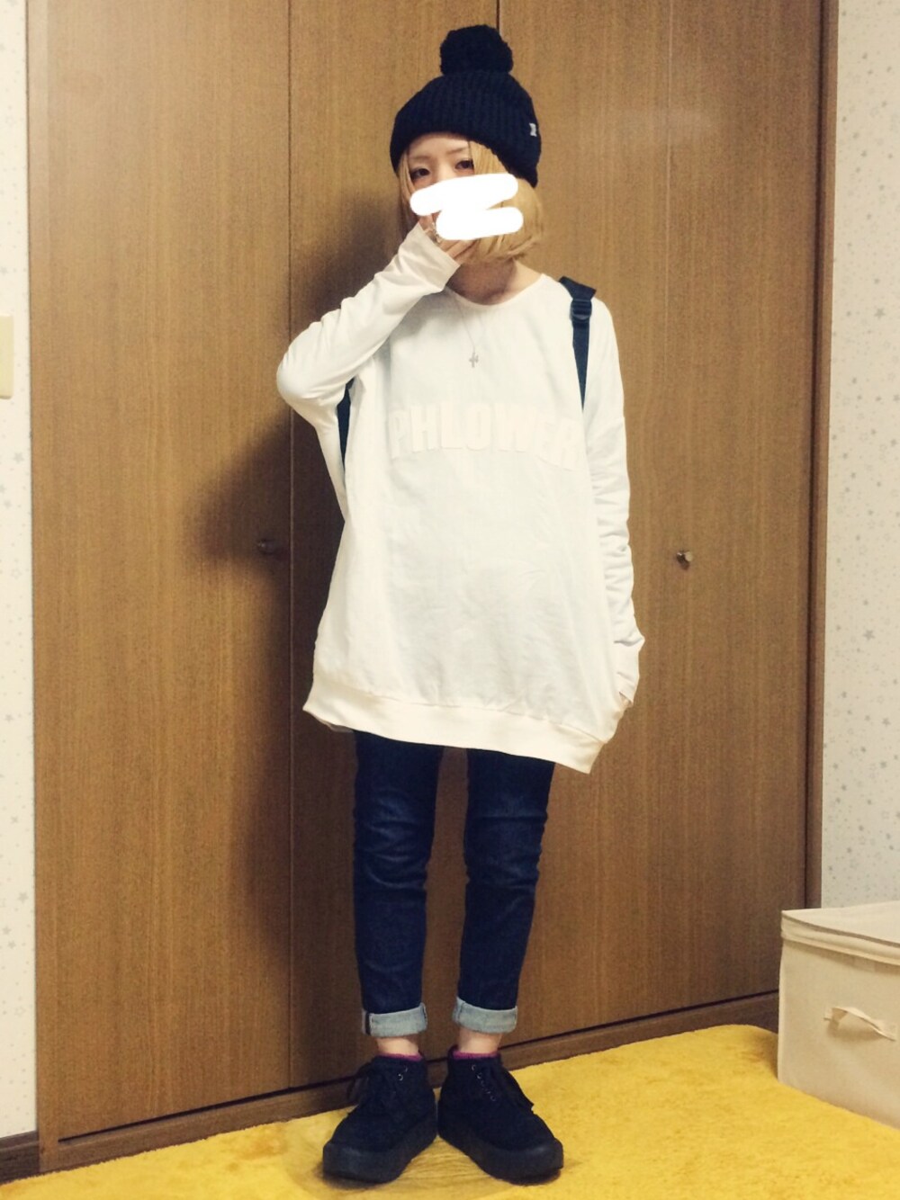 ホワイト系のTシャツ/カットソー、グレー系のモッズコート、ブルー系のデニムパンツを着用したレディースの秋コーディネートの1枚目の写真