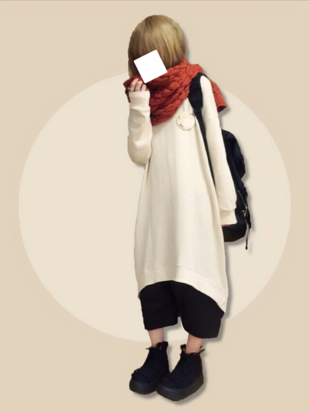 ホワイト系のワンピース、ブラック系のその他パンツ、ブラック系のスニーカーを着用したレディースの春コーディネートの1枚目の写真