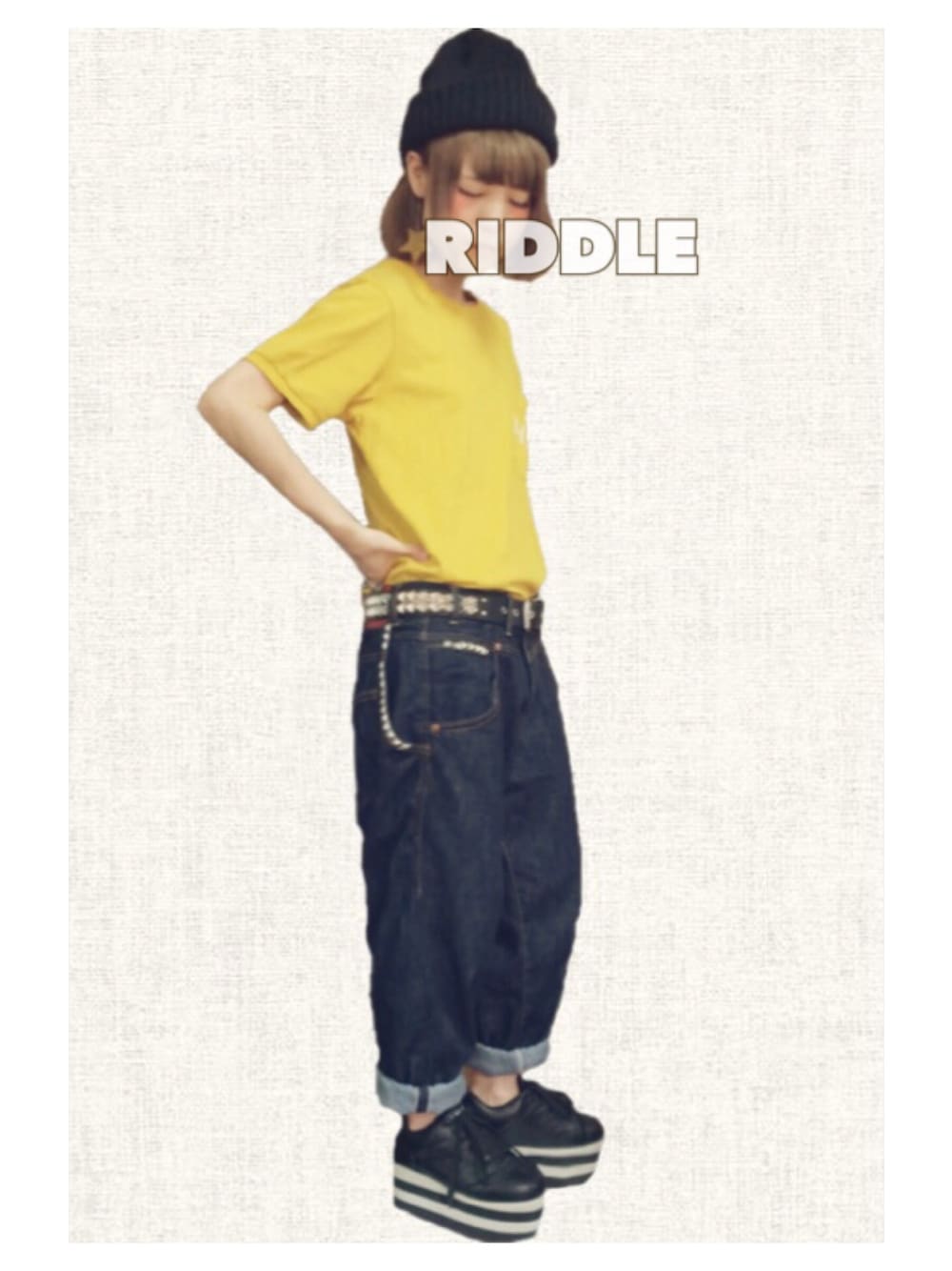 イエロー系のTシャツ/カットソー、ブルー系のデニムパンツ、ブラック系のスニーカーを着用したレディースの秋コーディネートの1枚目の写真