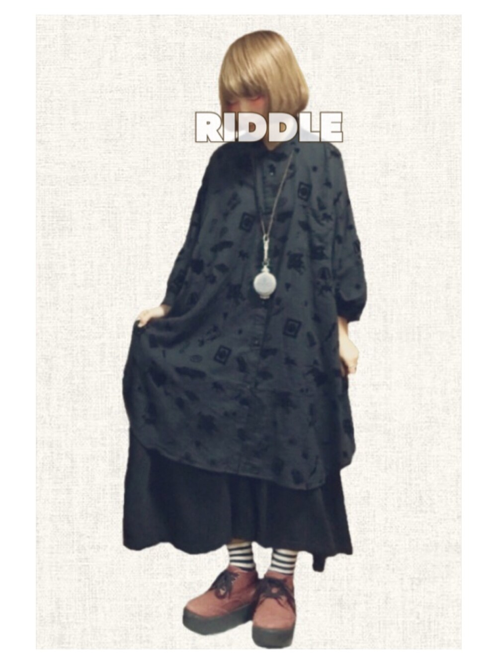 ブラック系のワンピース、ブラック系のスカート、レッド系のシューズを着用したレディースの冬コーディネートの1枚目の写真