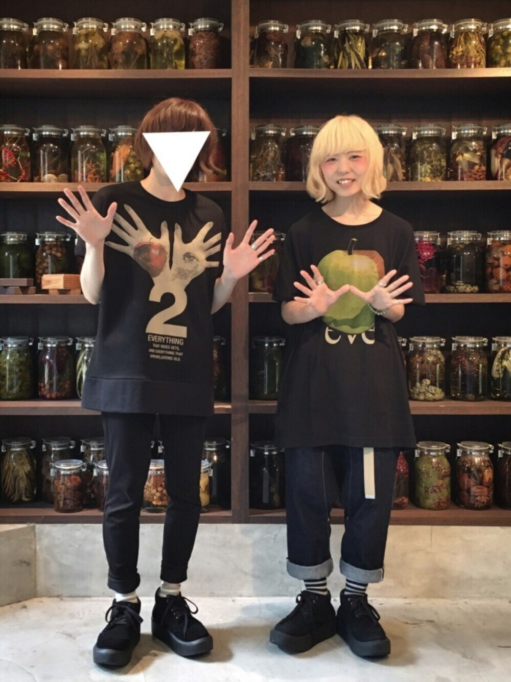 「summer、りんご、サルエルパンツ、ガチャベルト、Tokyo bopper、ボーダーちら見せ、インパクトプリント、金髪」｜「SHAREEFのGREEN APPLE DOLMAN S/S BIG-T（Tシャツ/カットソー、ブラック系）」を使った、みしゃへむらいと𖤐°。さん（レディース・157cm）の夏コーディネートの1枚目の写真
