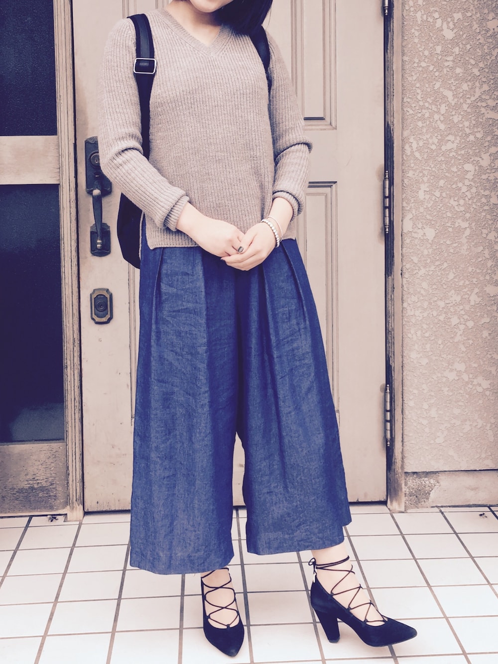 「シンプルコーデ、デニム、ootd、ゆるコーデ、ニット、レースアップシューズ」｜「BDONNAのVネック長袖アゼニット（ニット/セーター、グレー系）」を使った、Hazukiさん（レディース・158cm）の春コーディネートの1枚目の写真