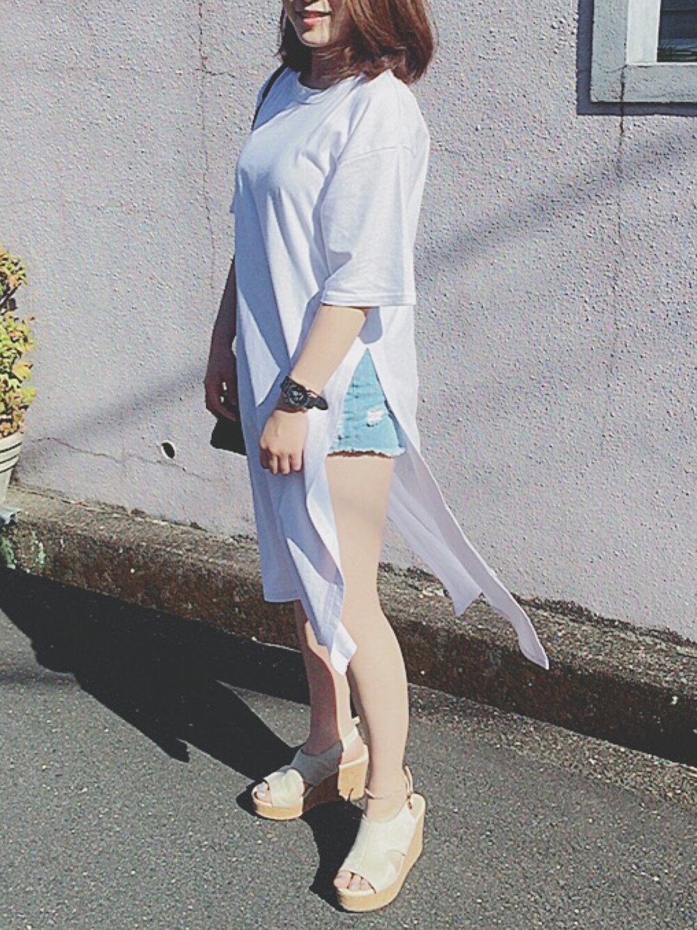 「GU、white、denim、ラフ、holiday」｜「???のアイテム（デニムパンツ、ブルー系）」を使った、Hazukiさん（レディース・159cm）の夏コーディネートの1枚目の写真