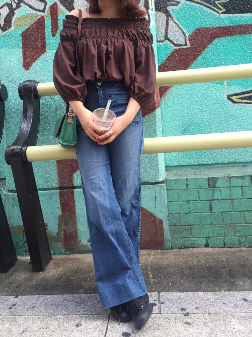 「オフショル、autumn、denim、ootd、ブラウン」｜「H&Mのアイテム（デニムパンツ、ブルー系）」を使った、Hazukiさん（レディース・158cm）の秋コーディネートの1枚目の写真