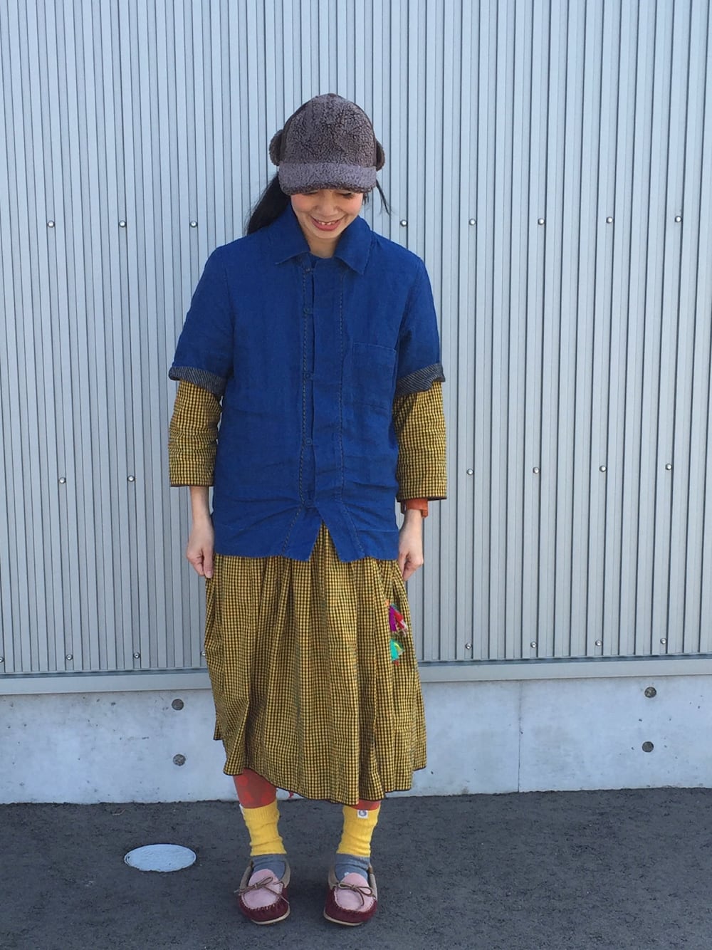 ブルー系のシャツ/ブラウス、イエロー系のカーディガン/ボレロ、ピンク系のモカシン/デッキシューズを着用したレディースの春コーディネートの1枚目の写真