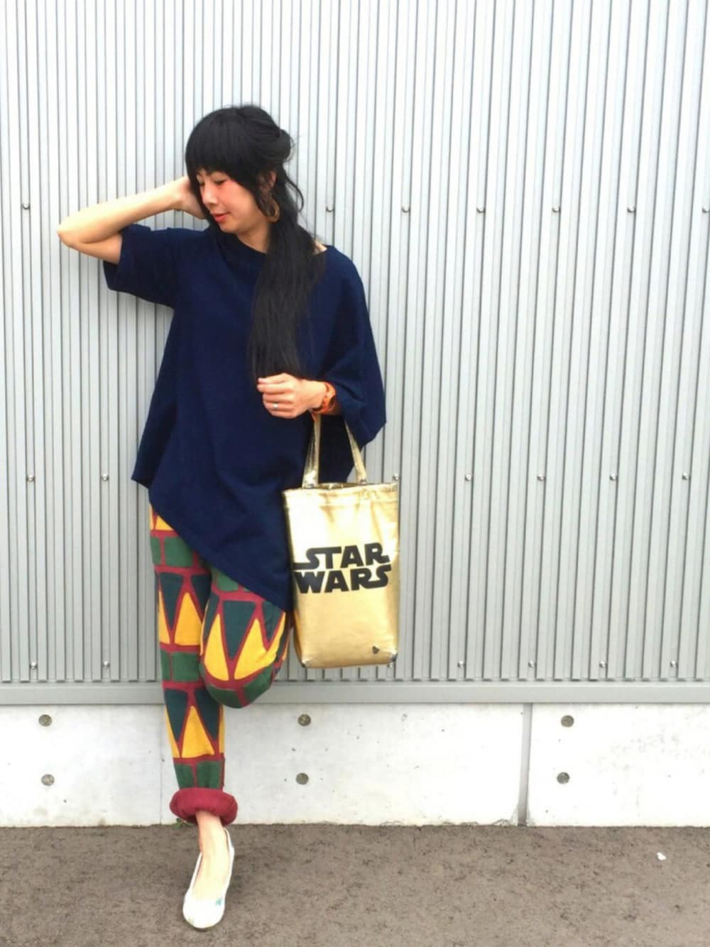 「エボルイール、evoluir、金沢、ohta、mash、どっちも好き、どっちが好き、絵本、STAR WARS」｜「MUVEIL WORKのアイテム（トートバッグ、ゴールド系）」を使った、アッコさん（レディース・162cm）の夏コーディネートの1枚目の写真
