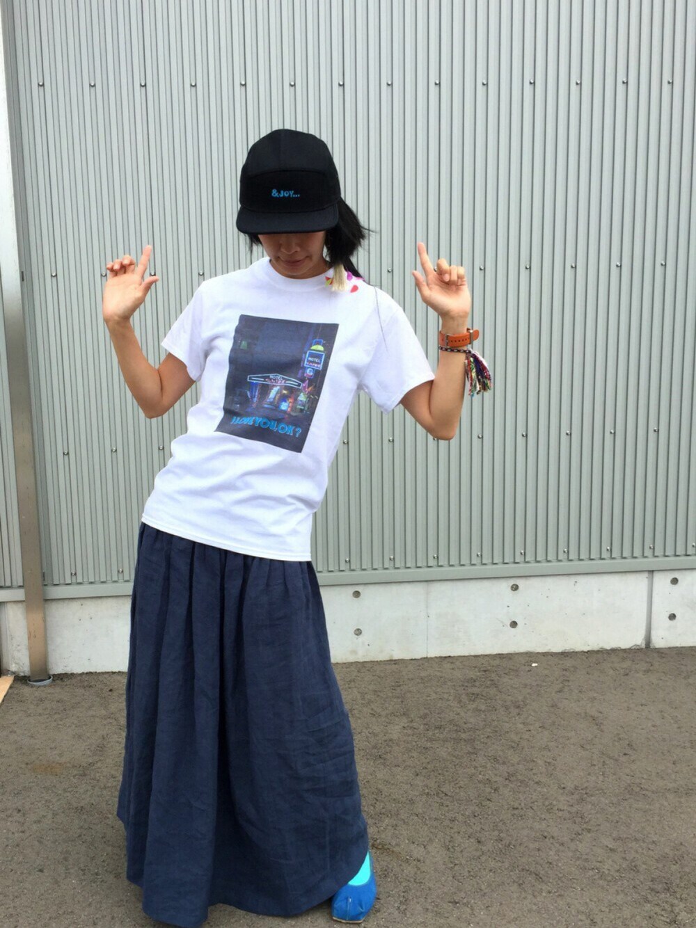 ホワイト系のTシャツ/カットソー、ブルー系のスカート、その他のシューズを着用したレディースの夏コーディネートの1枚目の写真