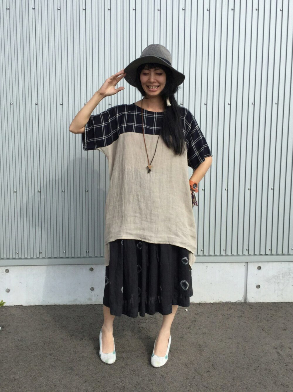 ブラック系のTシャツ/カットソー、ブルー系のTシャツ/カットソー、ブラック系のスカートを着用したレディースの夏コーディネートの1枚目の写真