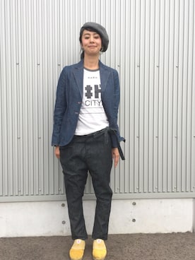 「アイテム（スニーカー、イエロー系）」を使った、アッコさん（レディース・162cm）の秋コーディネート