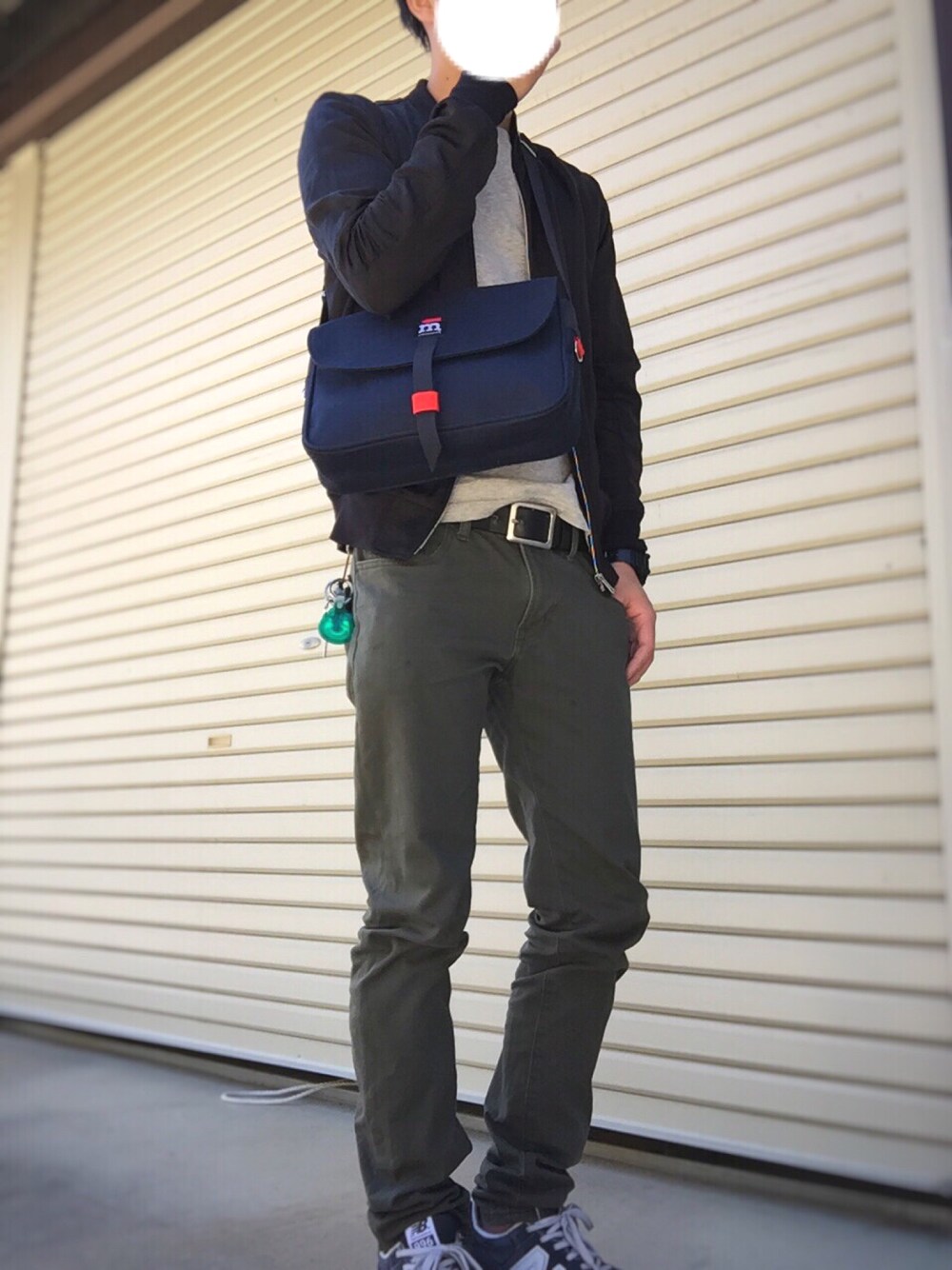 「マリメッコ、ショルダーバッグ、シンプル、スニーカー、ニューバランス、marimekko、UNIQLO」｜「marimekkoのClassic Canvas Bags /MAGNEETTILAUKKU （ショルダーバッグ、ブルー系）」を使った、りょーたさん（メンズ・175cm）の春コーディネートの1枚目の写真