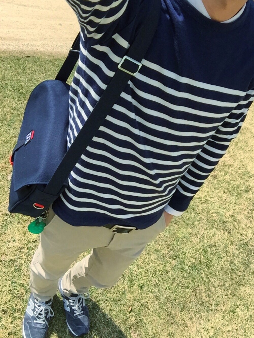 「シンプル、ネイビー、ボーダー、マリメッコ、marimekko、チノパン、ショルダーバッグ、スニーカー、ニューバランス」｜「UNIQLOのアイテム（Tシャツ/カットソー、ブルー系）」を使った、りょーたさん（メンズ・175cm）の春コーディネートの1枚目の写真