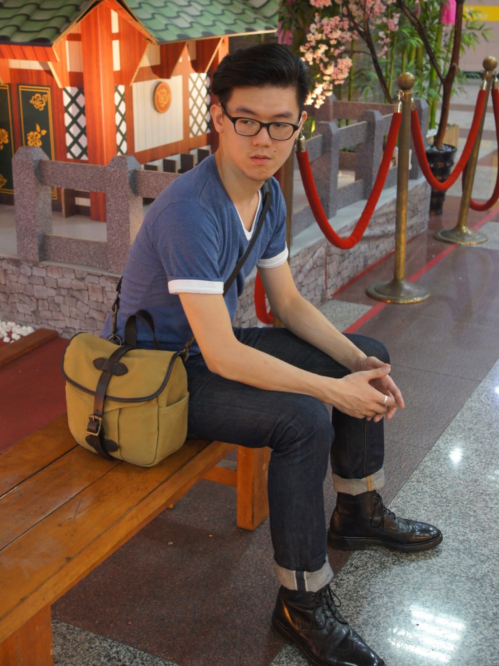 「Taiwan、TAIPEI、BEAUTY & YOUTH、Nudie jeans、denim、Loake、boots、FILSON、mix and match」｜「BEAUTY&YOUTH UNITED ARROWSの兩件式T-shirt（Tシャツ/カットソー、ブルー系）」を使った、Jason Yangさん（メンズ・177cm）の夏コーディネートの1枚目の写真