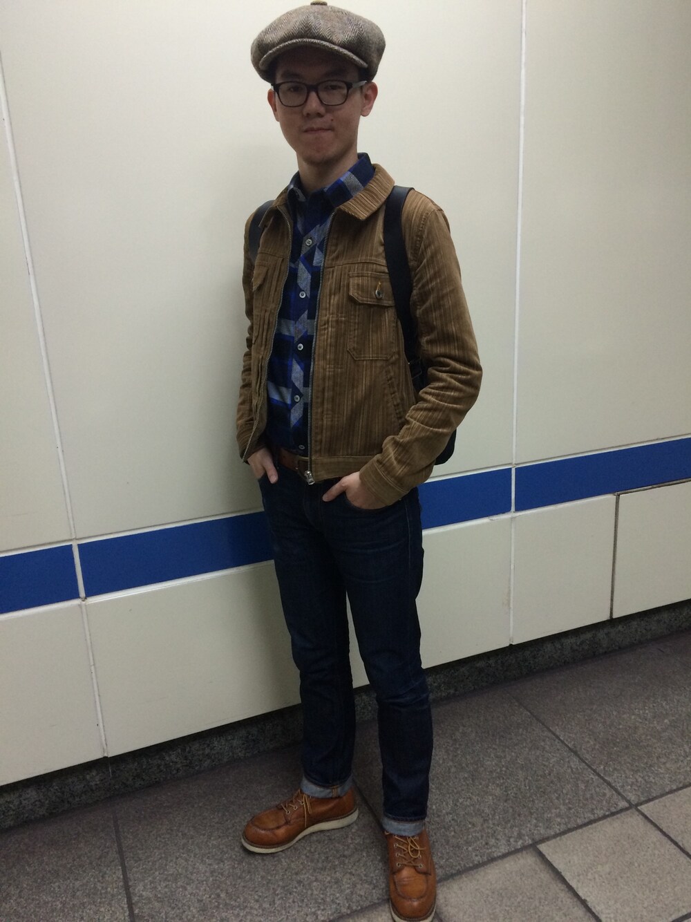 「Taiwan、hat、gingham、blue、shirts、denim、jeans、BROWN、boots、FILSON」｜「Lock & Co HattersのLock & Co Hatters Muirfield Wool-Tweed Flat Cap（帽子、ブラウン系）」を使った、Jason Yangさん（メンズ・177cm）の秋コーディネートの1枚目の写真
