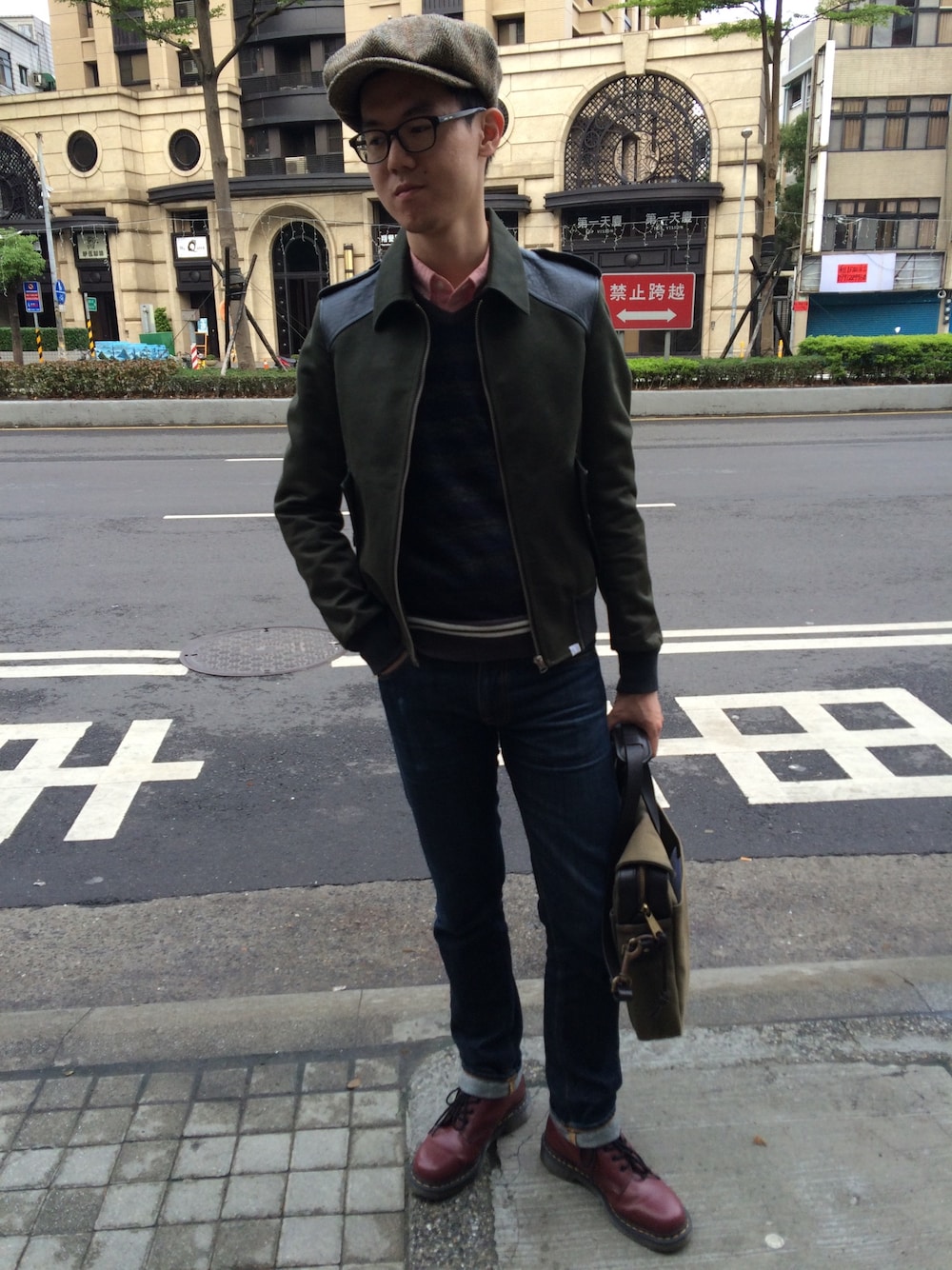 「Taiwan、hat、Nudie jeans、denim、FRED PERRY、flight jacket、Dr.Martens、FILSON、casual、working style」｜「Lock & Co HattersのLock & Co Hatters Muirfield Wool-Tweed Flat Cap（帽子、ブラウン系）」を使った、Jason Yangさん（メンズ・177cm）の秋コーディネートの1枚目の写真