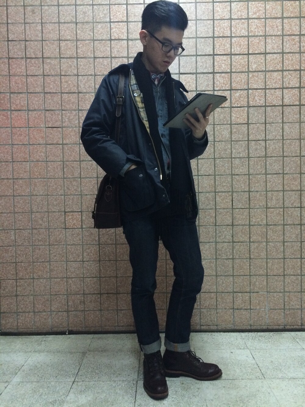 「Taiwan、barbour、jacket 、tusting、leather、Nudie jeans、cheap monday、denim、Chippewa」｜「BarbourのBarbour Classical Beaufort Waxed Jacket（トレンチコート、ブルー系）」を使った、Jason Yangさん（メンズ・177cm）の冬コーディネートの1枚目の写真