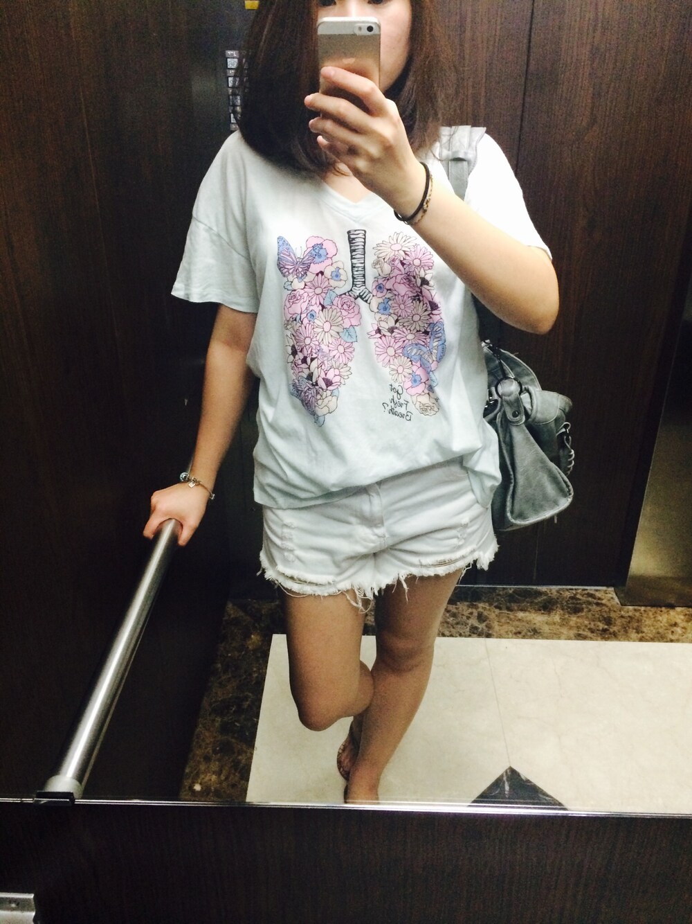 「lazyboneのアイテム（Tシャツ/カットソー、ブルー系）」を使った、康金さん（レディース・160cm）の夏コーディネートの1枚目の写真