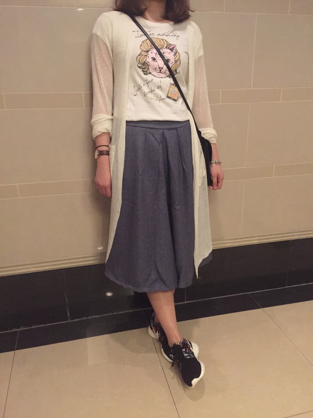 「寬褲」｜「lazyboneのアイテム（Tシャツ/カットソー、ホワイト系）」を使った、康金さん（レディース・160cm）の春コーディネートの1枚目の写真
