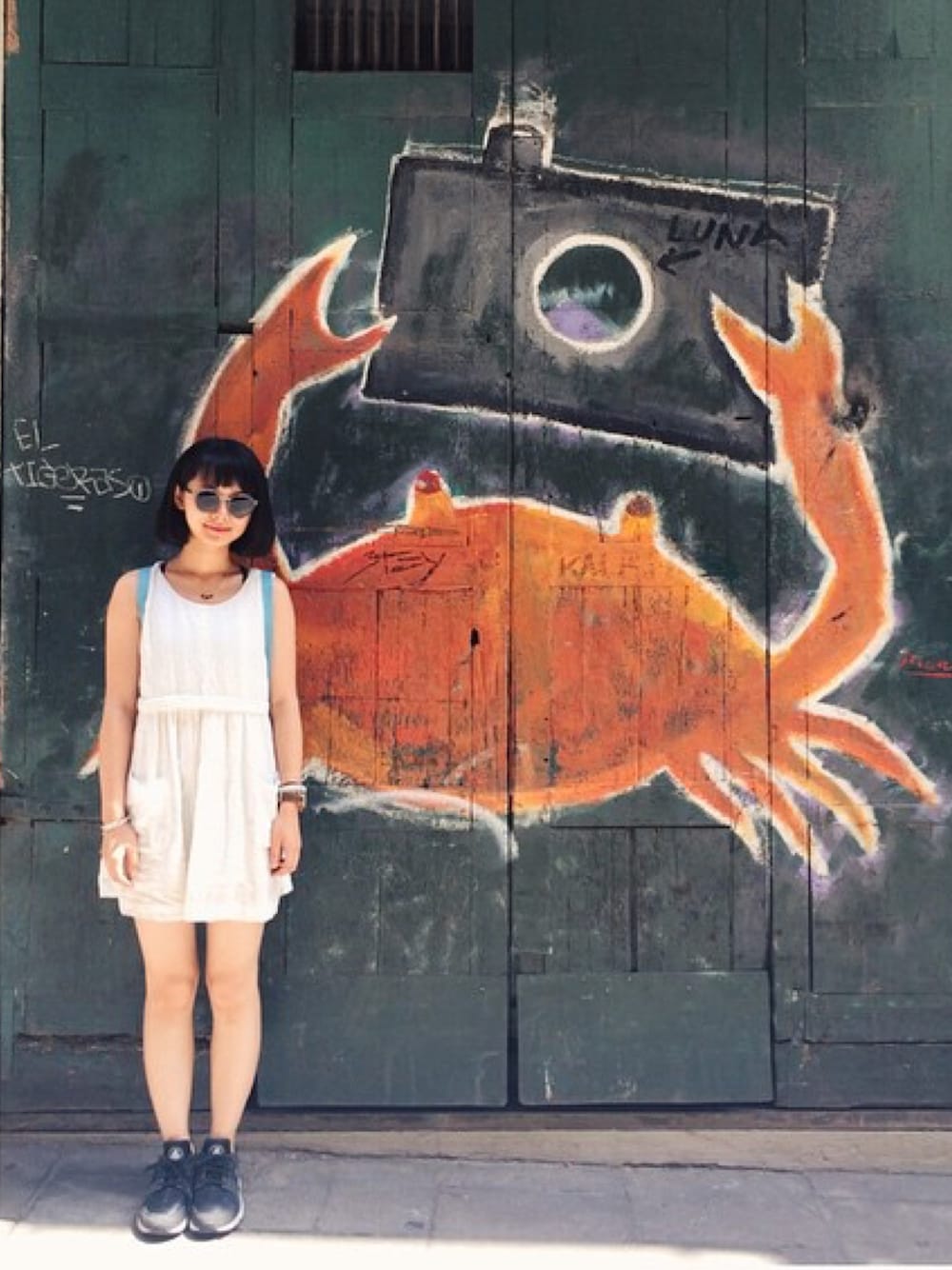 「ootd、white、barcelona、summer」｜「EMPORIO ARMANIのアイテム（サングラス、グレー系）」を使った、whitttさん（レディース・159cm）の秋コーディネートの1枚目の写真