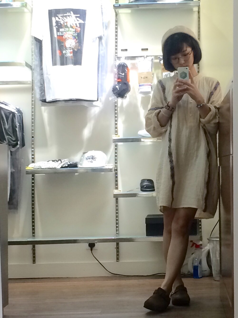 ブラウン系のサンダル、その他のアナログ腕時計、ブルー系のブレスレットを着用したレディースの秋コーディネートの1枚目の写真