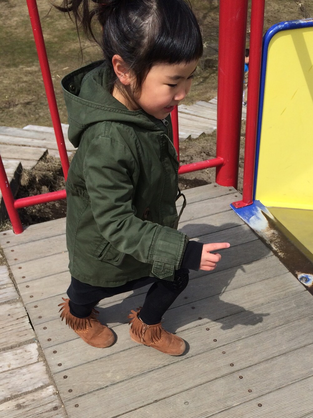 「公園」｜「Right-onのアイテム（モッズコート、グリーン系）」を使った、☺︎kaede☺︎さん（キッズ・100cm）の春コーディネートの1枚目の写真