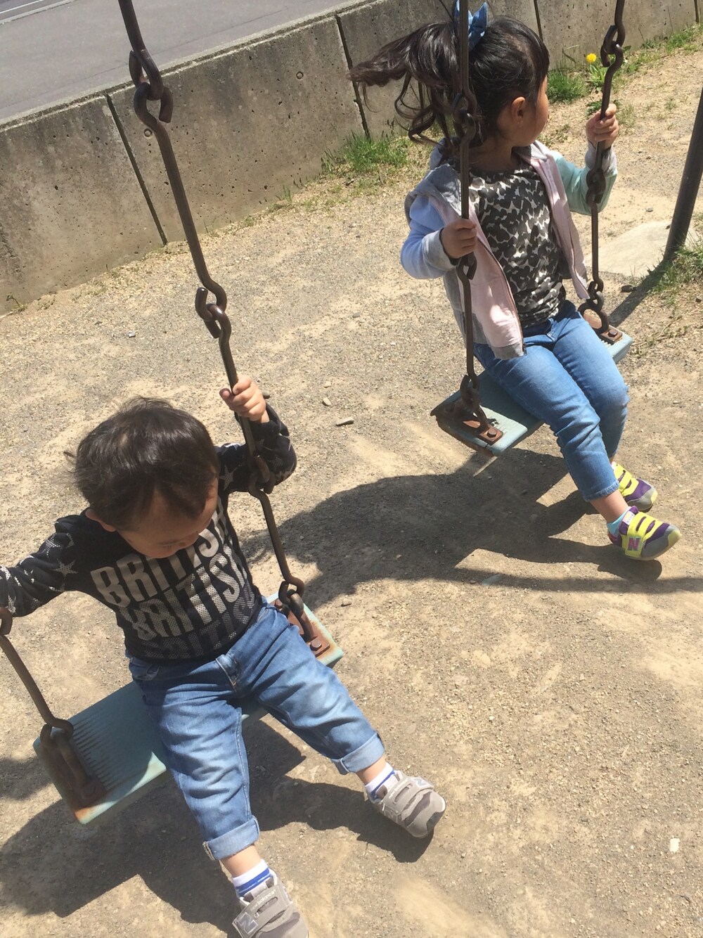 「公園スタイル」｜「babyGAPのアイテム（パーカー、その他）」を使った、☺︎kaede☺︎さん（キッズ・100cm）の春コーディネートの1枚目の写真