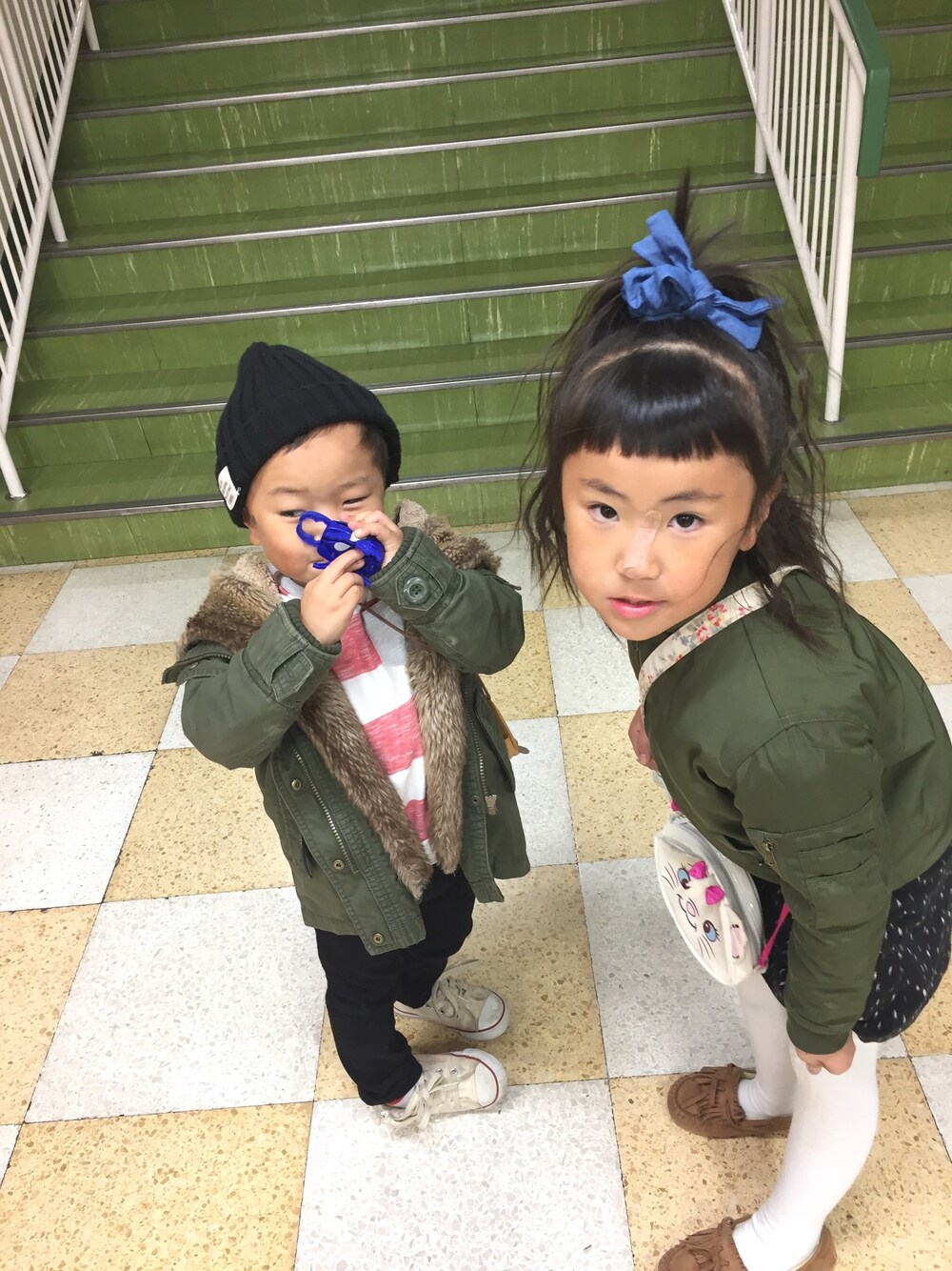 「こどもコーデ、5歳と4歳、なんとなくリンク、キッズファッション」｜「しまむらのアイテム（ニットキャップ/ビーニー、ブラック系）」を使った、☺︎kaede☺︎さん（キッズ・110cm）の秋コーディネートの1枚目の写真