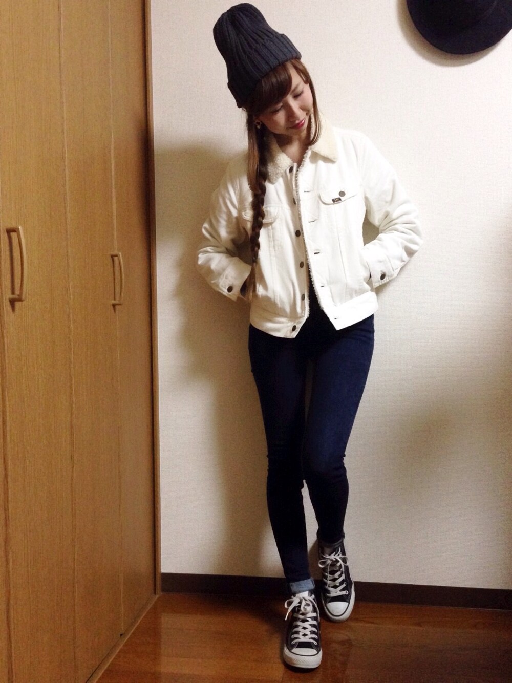 「ニット帽、スキニーデニム、スキニー、ハイカットスニーカー、converse、LEE、archives、ボア」｜「CONVERSEのCONVERSE CVS ALL STAR HI（スニーカー、ブラック系）」を使った、ayakaさん（レディース・161cm）の秋コーディネートの1枚目の写真